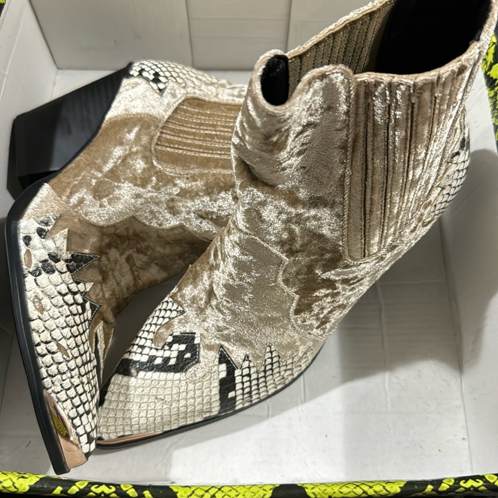 Cape Robbin Kelsey-5-z snake boots 7.5. Brand new. With box. Never worn.